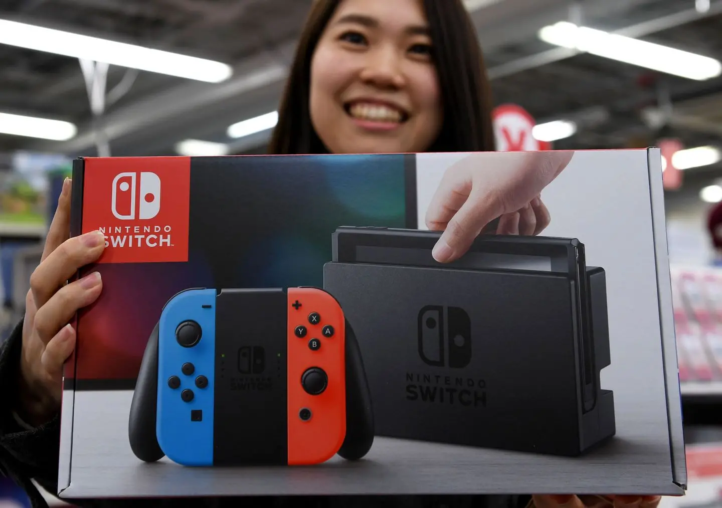 Nintendo, nei negozi arriva Switch. La console che sfida la PlayStation