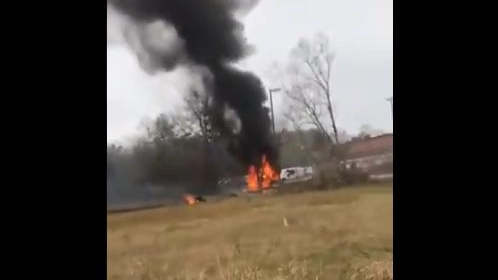 Uno screenshot dal video che mostra l'aereo in fiamme