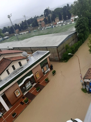 Maltempo nelle Marche, chiuse le scuole anche domani a Senigallia, Jesi e Pesaro. Il sindaco Ricci: “Chiederemo lo stato di emergenza”