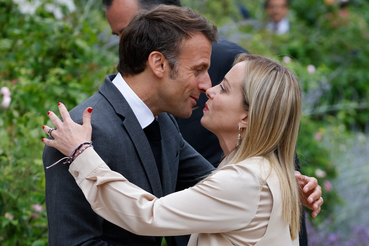 Emmanuel Macron e Giorgia Meloni (foto Afp)