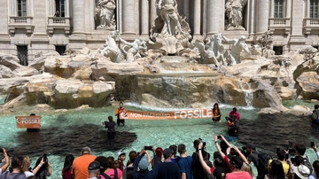 Ultima generazione, indagine Procura di Roma su blitz alla Fontana di Trevi