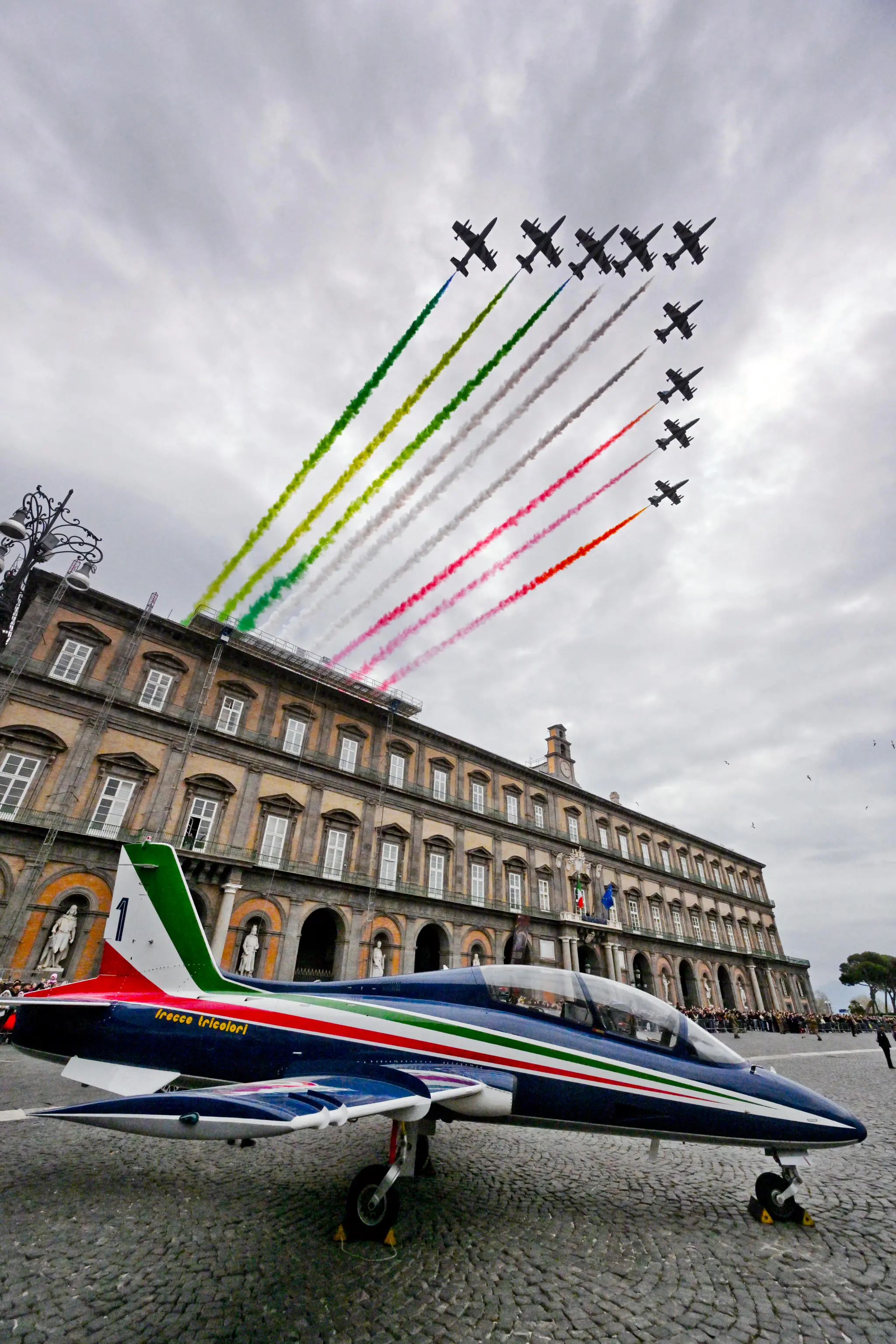 Le Frecce Tricolori nel cielo di Napoli: giurano gli allievi dell'Accademia Aeronautica