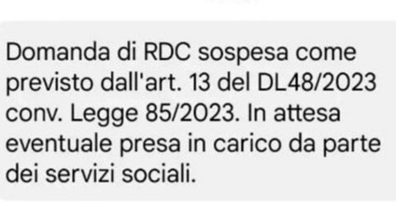 Reddito di cittadinanza, l'sms dello stop (Ansa)