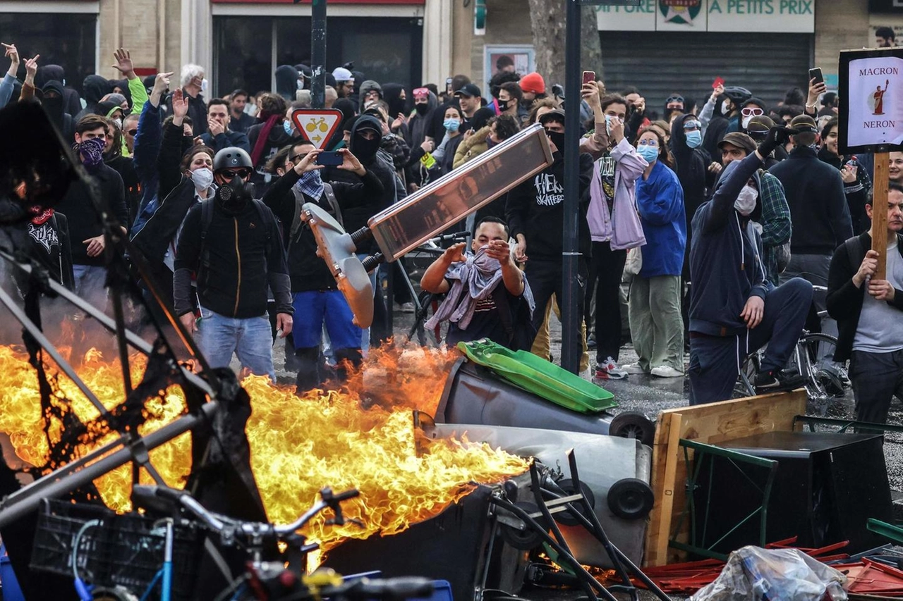 Le proteste in Francia contro la riforma delle pensioni (Ansa)