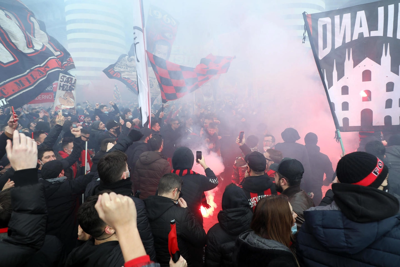 Tifosi rossoneri a San Siro (Ansa)