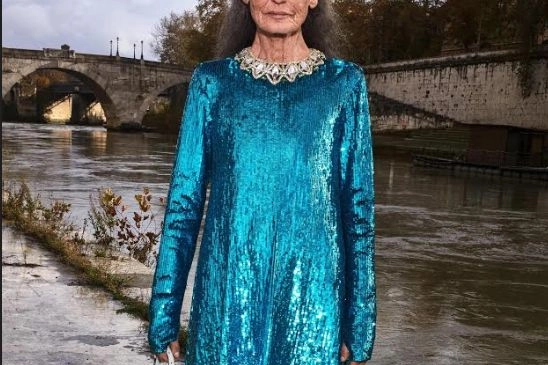 Benedetta Barzini, classe 43, posa per Gucci sul lungotevere