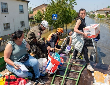 Torna la luce in Emilia-Romagna. Mani e piedi nel fango per riattivare le utenze. "Ora la fase più dura"