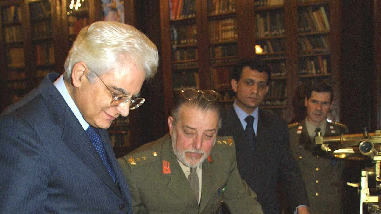 Sergio Mattarella a Firenze nel febbraio 2001 (foto d'archivio)