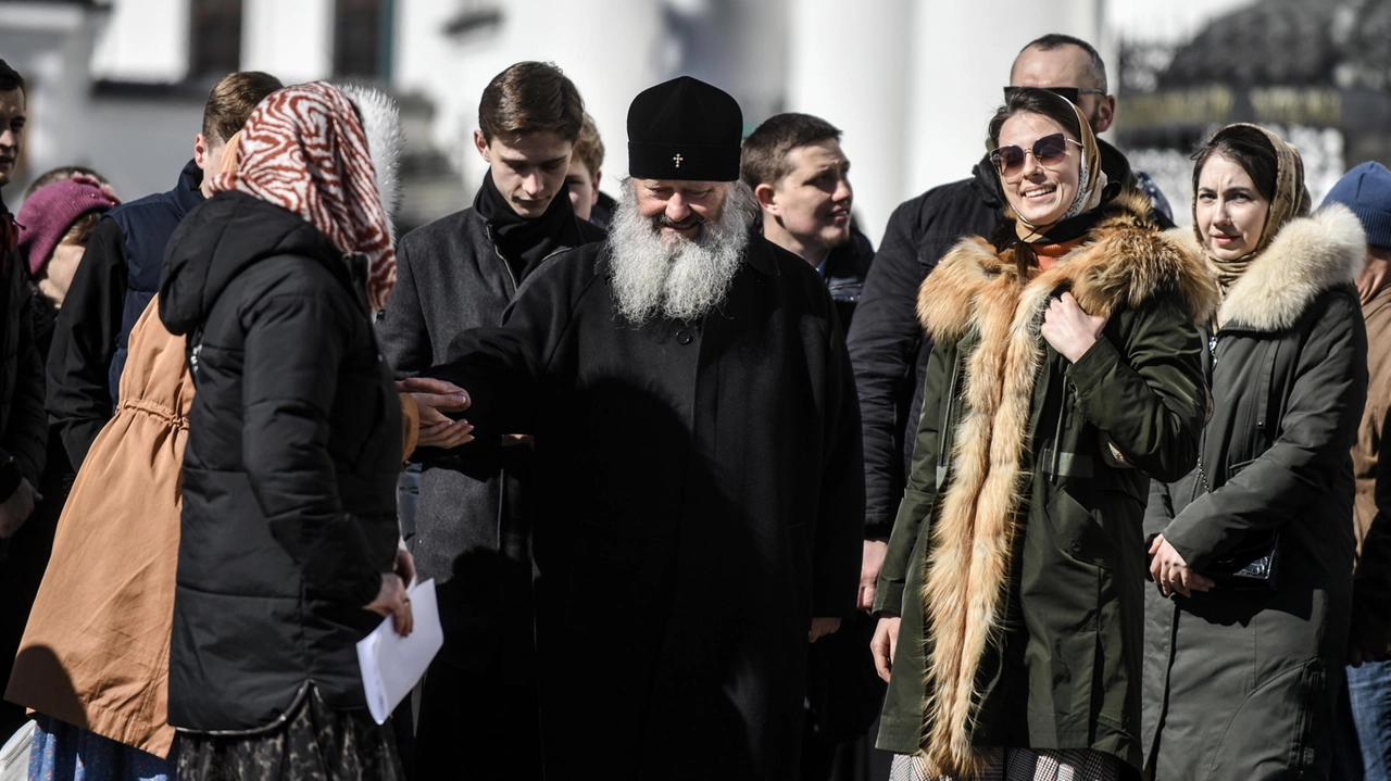 Il metropolita Pavel, Pechersk Lavra, al centro con alcuni fedeli (Ansa)