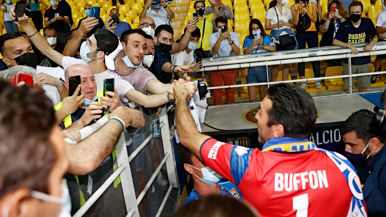 Buffon con i tifosi del Parma