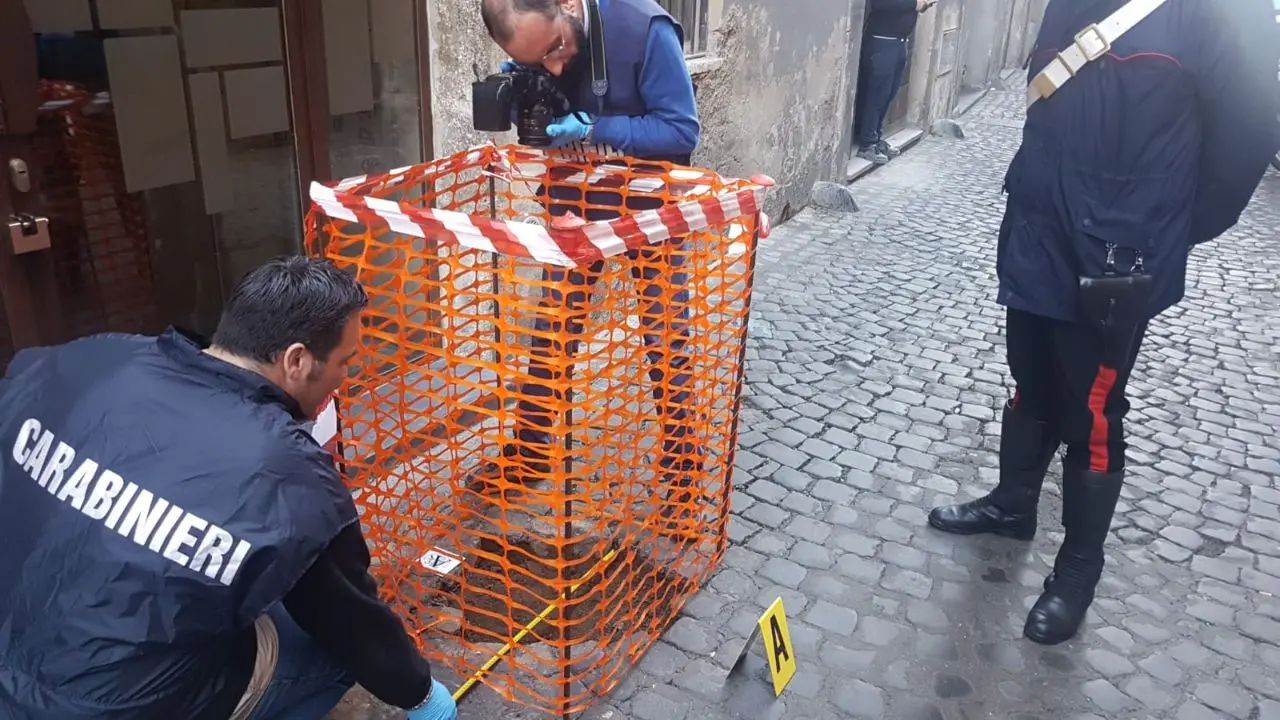 Roma, rubate pietre d'inciampo in memoria degli ebrei. Liliana Segre: "Vigliacchi"