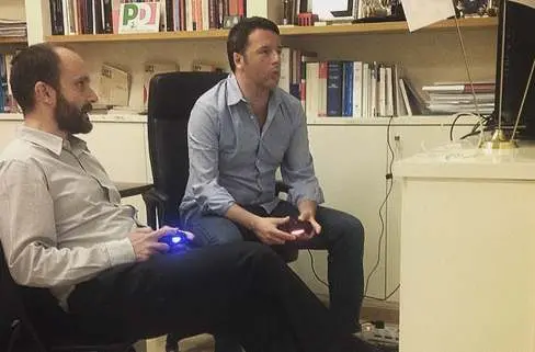 Renzi inganna l'attesa giocando alla Playstation con Orfini