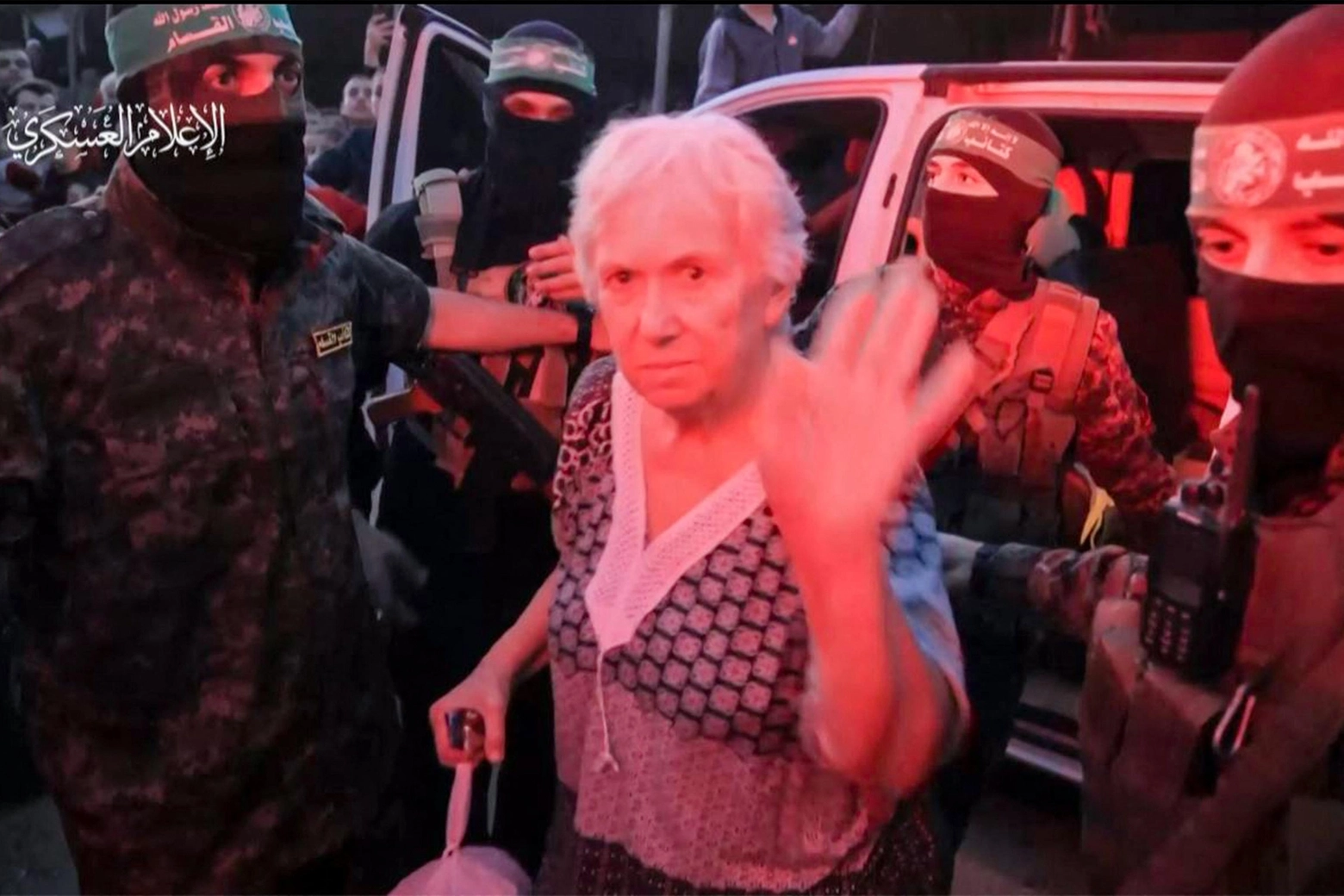 Un'immagine presa da un video pubblicato da Hamas, mostra una donna israeleiana ostaggio prima di essere liberata (Ansa)