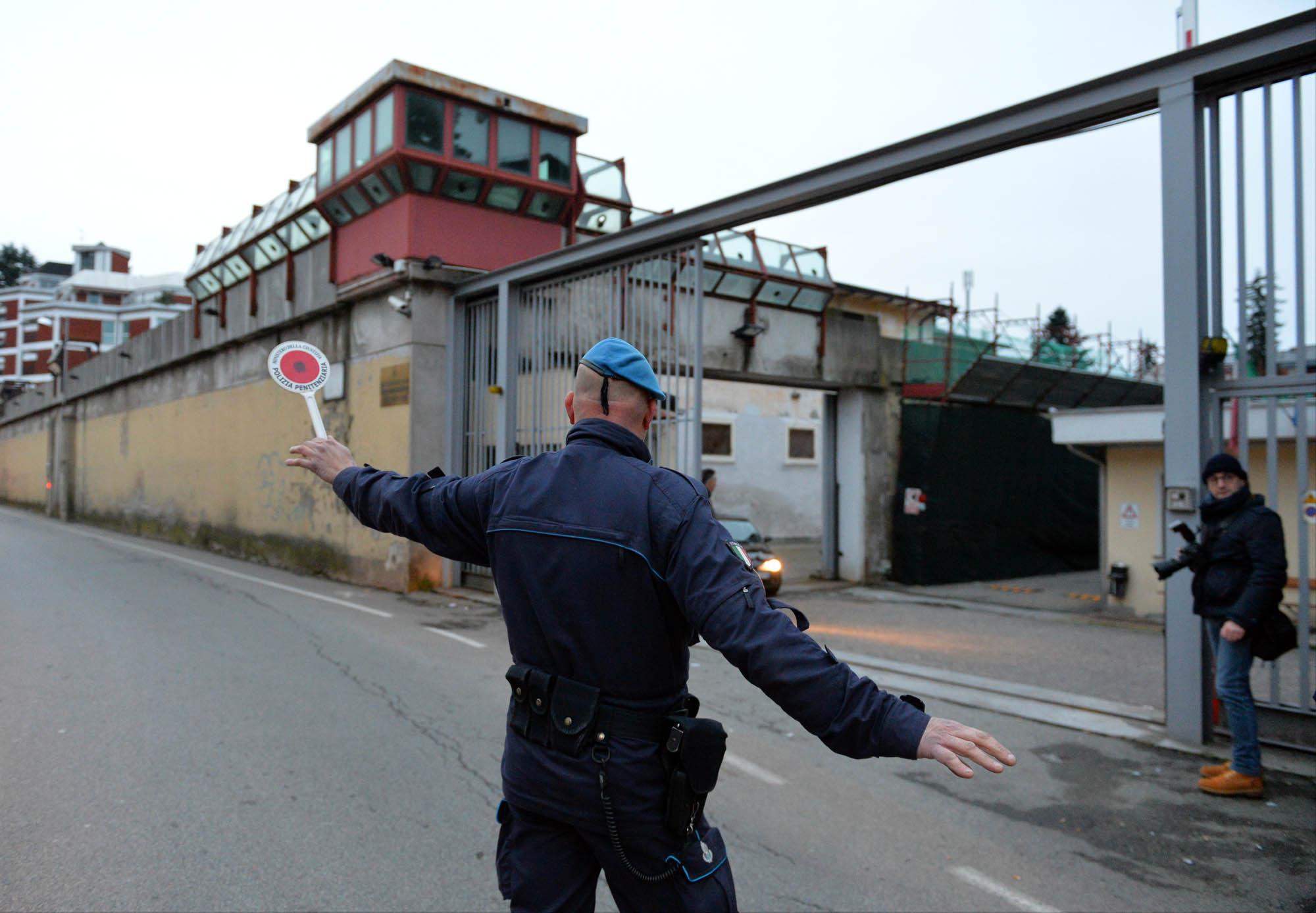 Evasione Di Tre Detenuti Da Carcere: Arrestati 5 Agenti Della Polizia ...