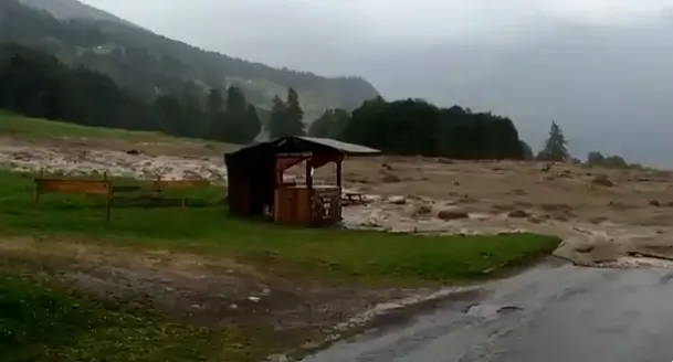 Maltempo, a Pejo maxi colata di fango: 30 turisti bloccati. Frane in Valtellina. Video