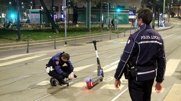 Roma, incidente in monopattino: morto un ragazzo