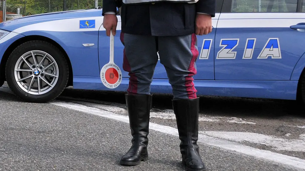 Ubriaco alla guida, brucia l'alt e cerca di seminare la polizia: notte brava per un neopatentato