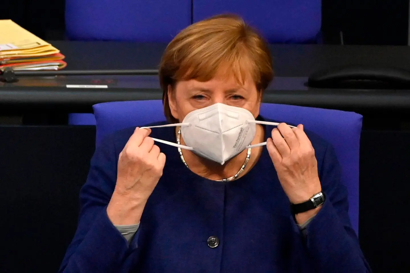 Covid mondo, Angela Merkel vuole lockdown duro in Germania. Francia, 14 mila nuovi casi