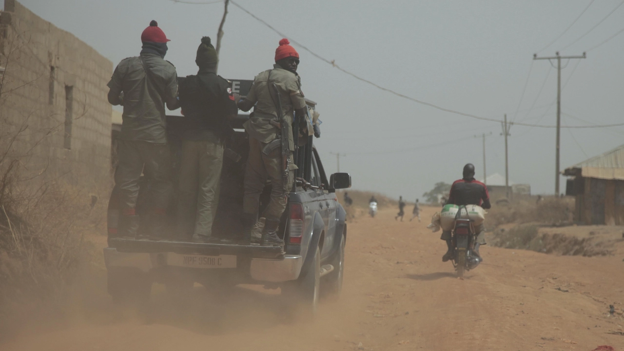 Forze di sicurezza nigeriane durante un pattugliamento (Ansa)