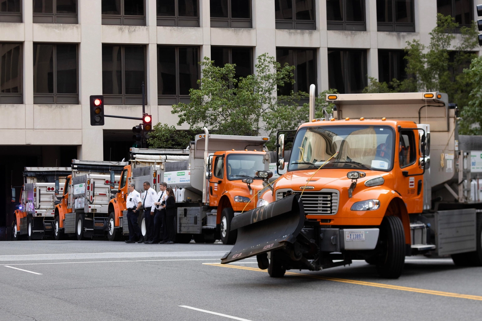 Le forze dell'ordine hanno schierato anche i mezzi spazzaneve per bloccare le strade di Washington