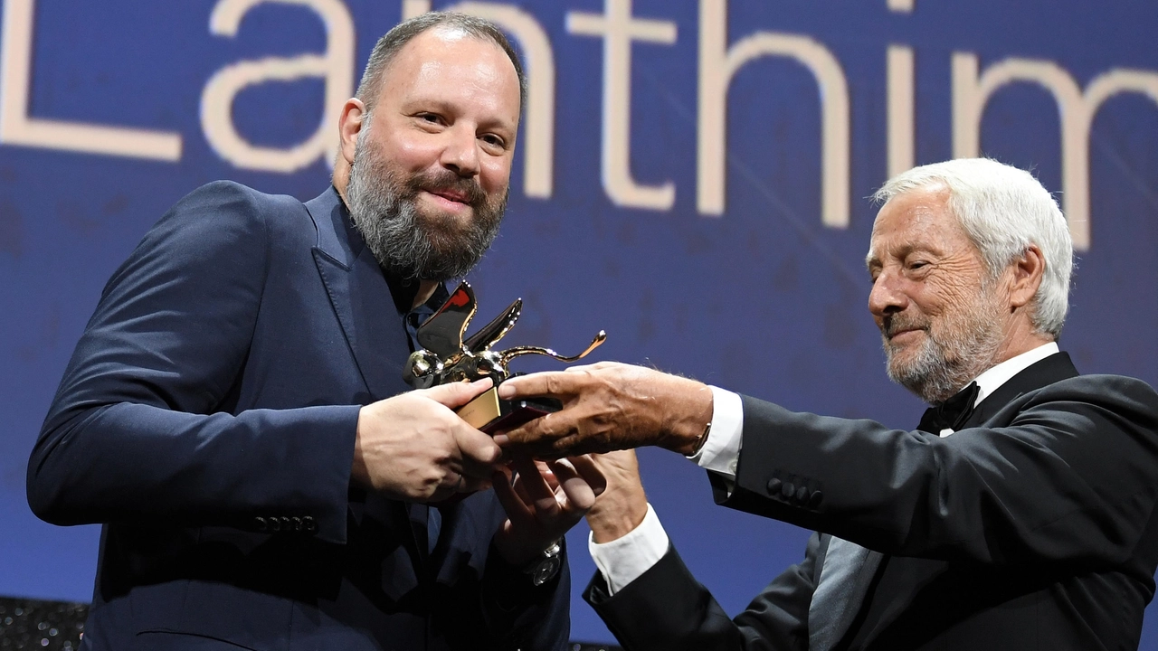 Yorgos Lanthimos premiato con il Leone d'Oro alla Mostra di Venezia 2023 (Ansa)