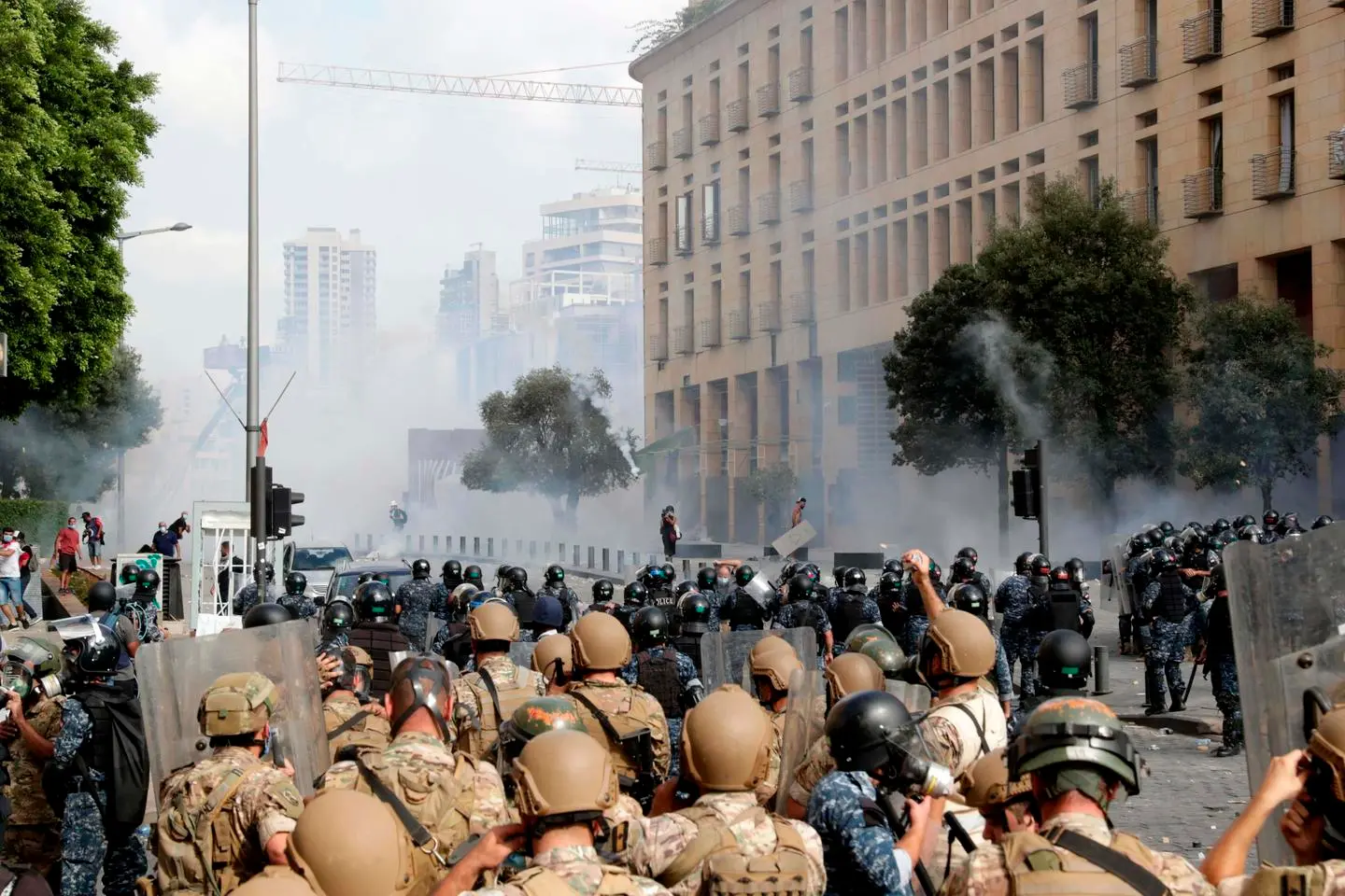 Beirut, scontri manifestanti e polizia. Assalto ai Ministeri: "Giustizia per le vittime"