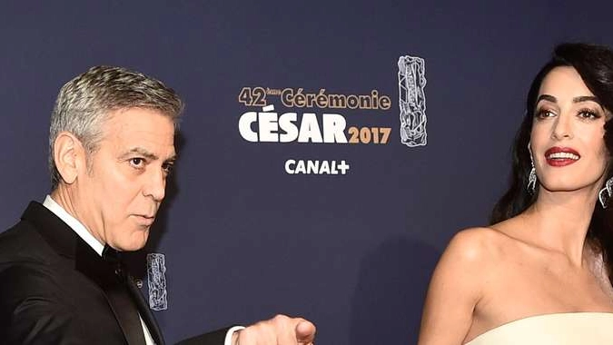 Clooney attacca Trump, Amal col pancione