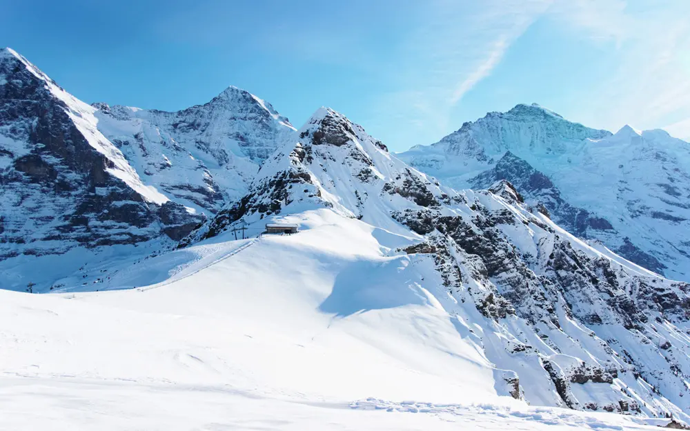 Ambiente, l'aria è inquinata e "nevica" plastica sulle Alpi