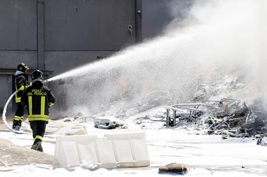 Incendio Ciampino, fiamme spente dopo 6 giorni di rogo: livelli di diossina nell’aria 20 volte superiori al limite a 600 metri dalla discarica