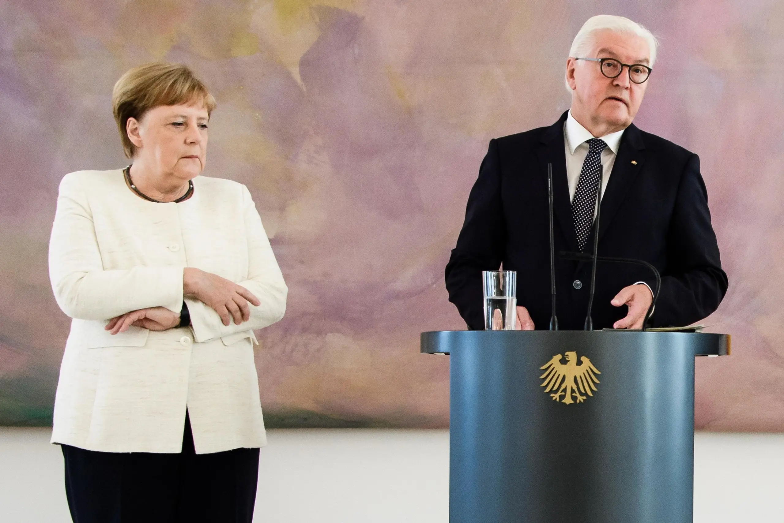 Il malore di Angela Merkel: "Un disturbo raro che peggiora stando fermi"