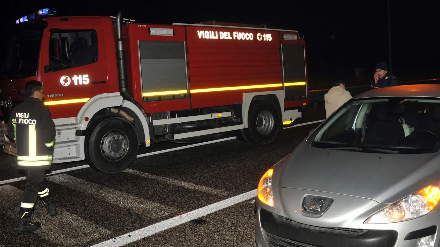 Scende in tangenziale, travolta dai vigili del fuoco