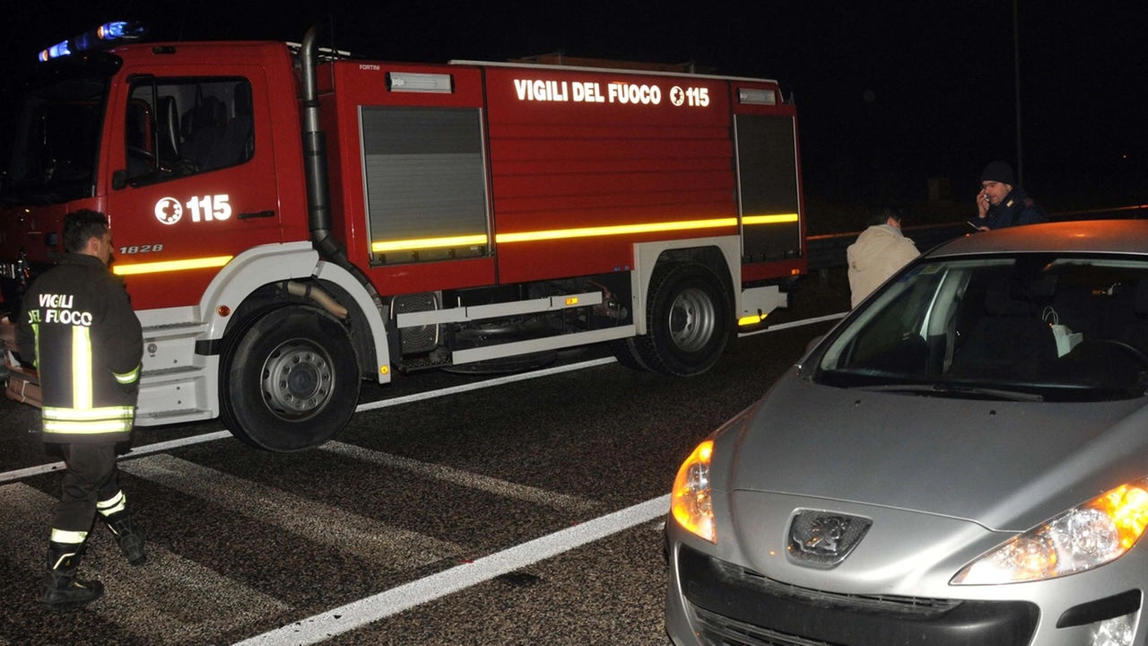 L’autobotte e l’auto sull’uscita di viale Roma (Fantini)