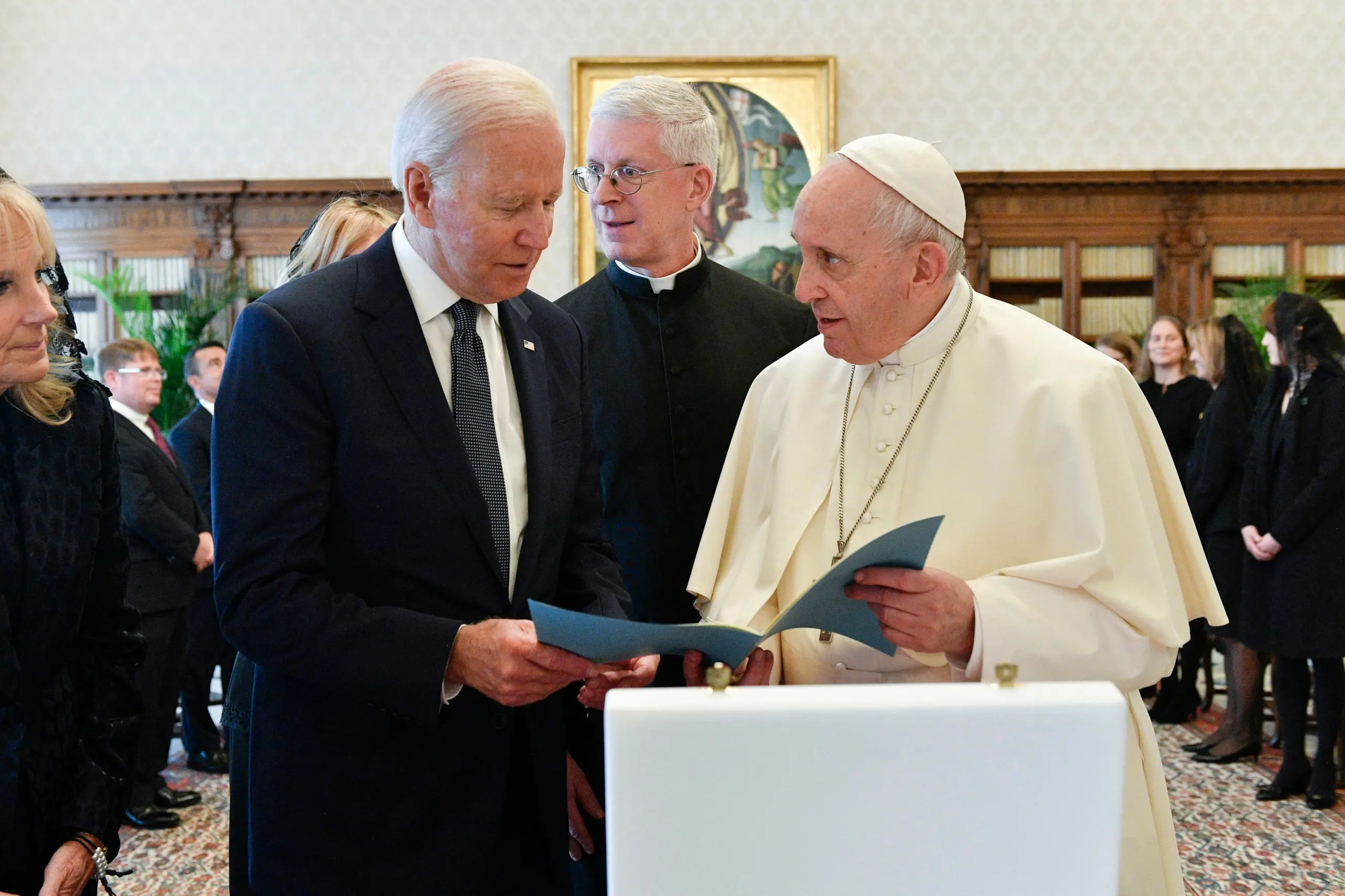 Comunione e aborto, i vescovi americani 'graziano' Biden