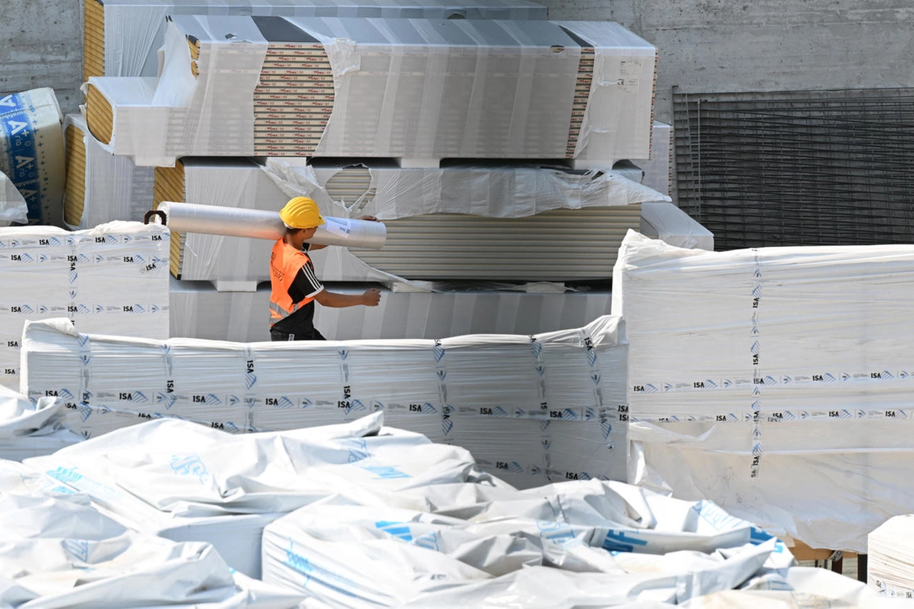 Un operaio in un cantiere edilizio a Milano (Ansa)