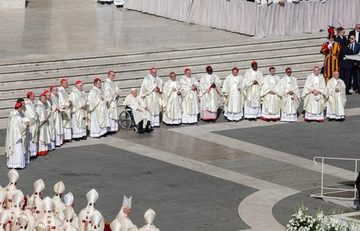 Il Papa apre il Sinodo: “Non è un Parlamento. Ma la Chiesa non è una dogana, apriamo le porte”