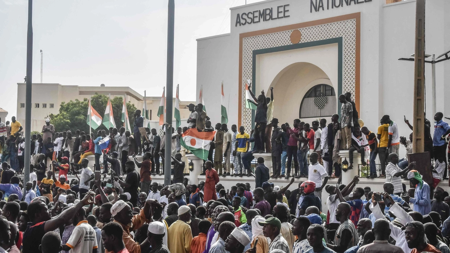 Manifestanti filo-golpisti in Niger (Ansa)