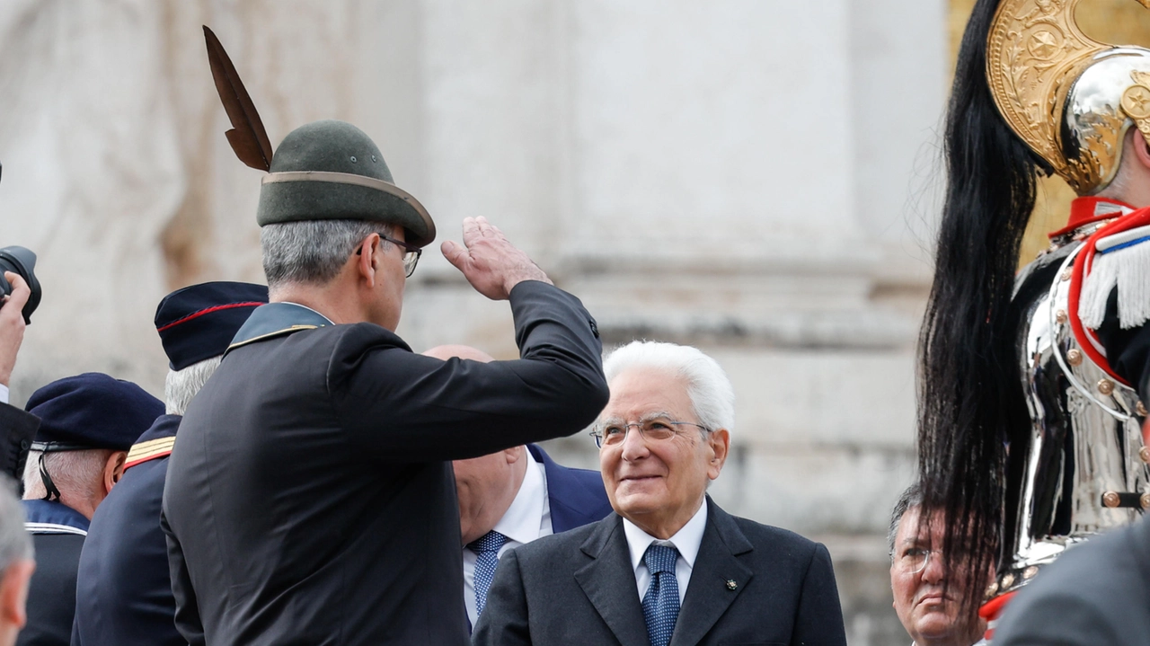 25 aprile: Mattarella depone la corona al Milite Ignoto