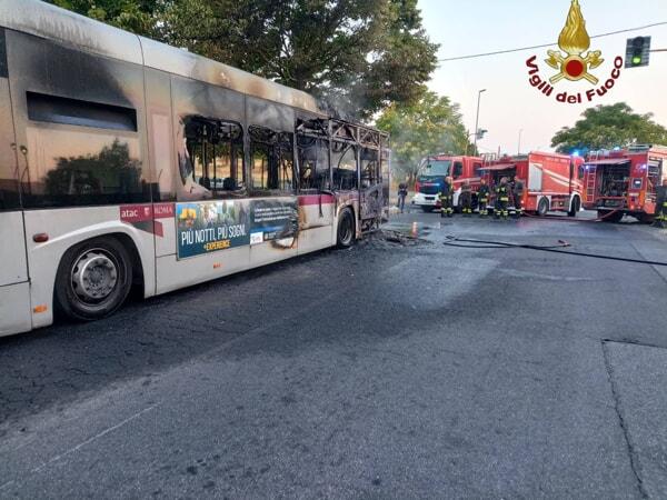 Incendio Autobus A Roma, Le Fiamme Hanno Inghiottito Il Mezzo: Nessun ...