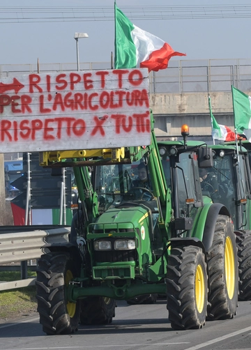 L’avanzata dei trattori: bloccato il confine tra Belgio e Olanda. "Ora puntiamo a Roma"