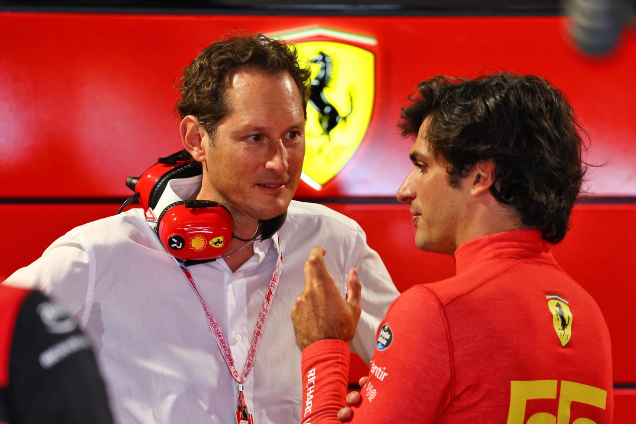 Il presidente John Elkann con il pilota Carlos Sainz