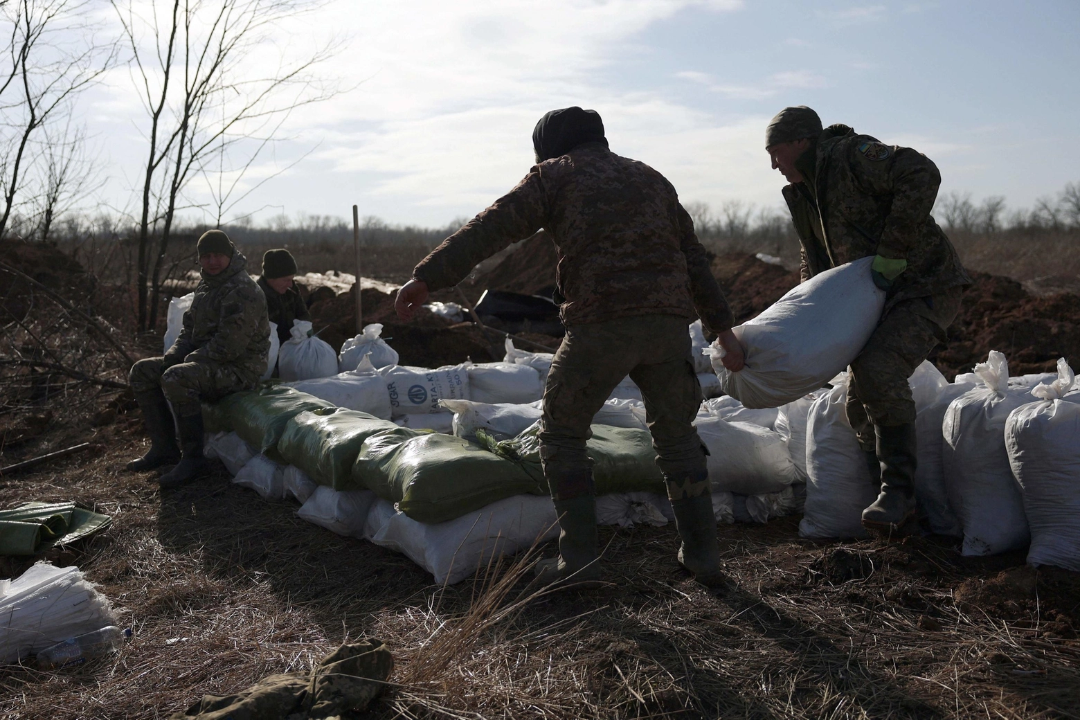 Soldati ucraini cercano di costruire barricate non lontano da Avdiivka