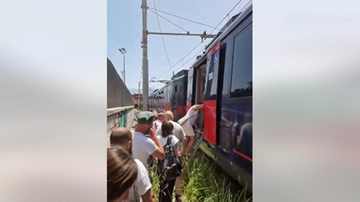 Guasto alla Circumvesuviana, passeggeri costretti a scendere dai treni e ad andare a piedi sui binari sotto il sole