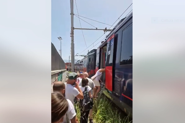 I passeggeri della Circumvesuviana scendono dal treno in un frame del video pubblicato su Facebook