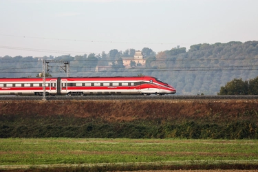 Caos treni oggi per un guasto sull’Alta Velocità Napoli-Roma, ritardi di oltre un’ora e fermate soppresse