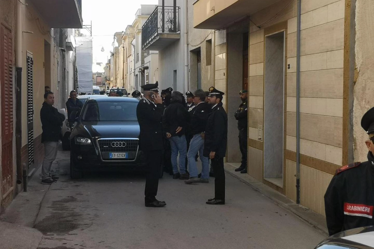 Carabinieri davanti al secondo covo di Messina Denaro (Ansa)