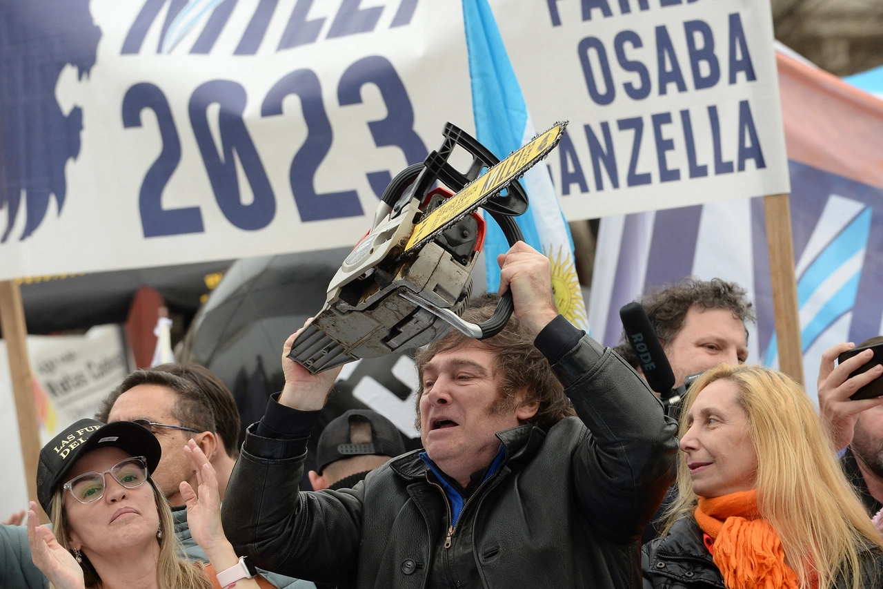 Javier Milei con una motosega a un comizio (Afp)