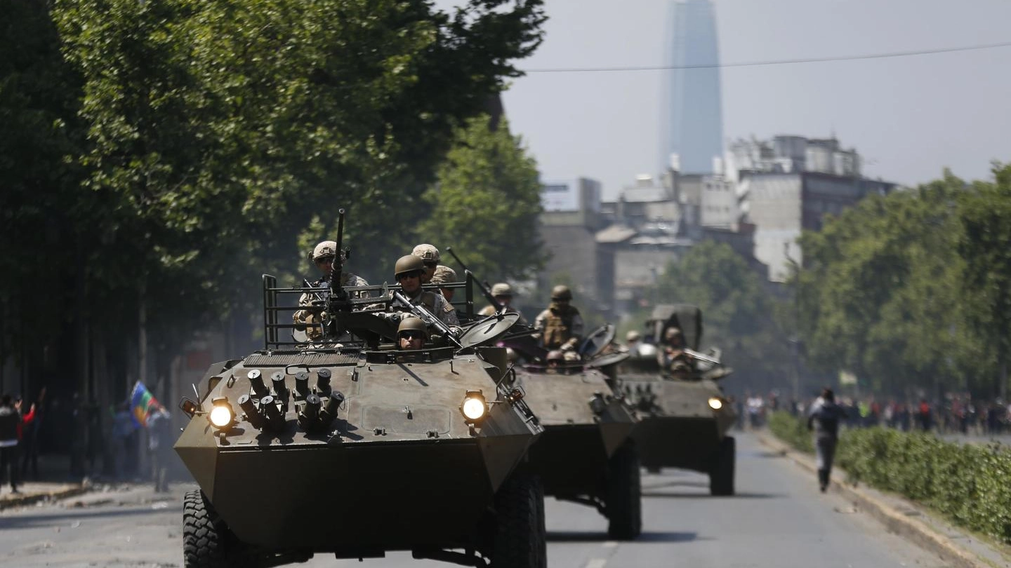 Soldati armati su tank nelle strade di Santiago del Cile (Ansa)