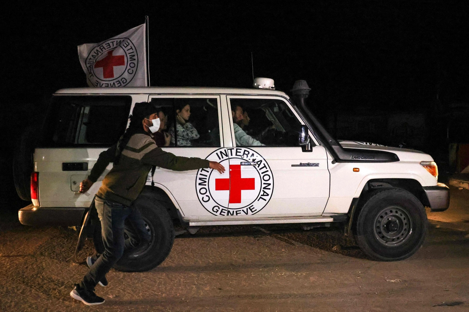 Uno dei veicoli della Croce Rossa che trasporta ostaggi (Ansa)