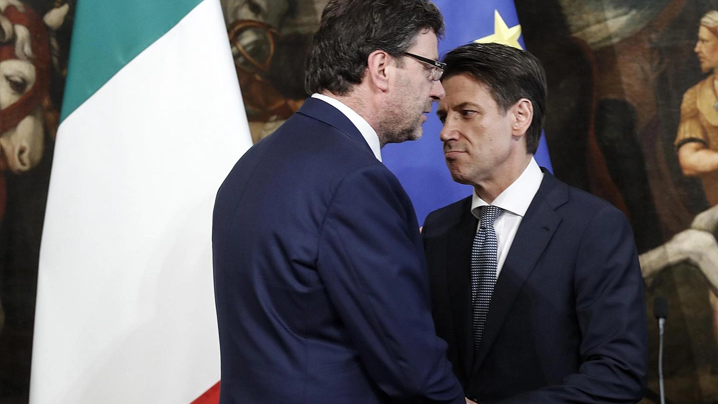 Giuseppe Conte (dx) e Giancarlo Giorgetti (Ansa)