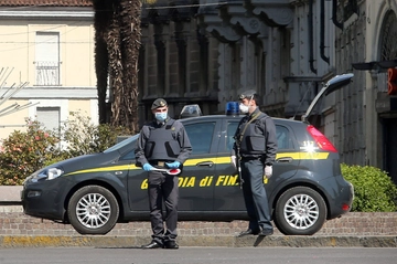 Abbigliamento contraffatto, scoperto un deposito clandestino nel centro storico di Napoli